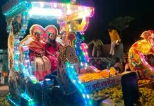 वा खूपच छान ! चांगल्या कामाचे कौतुक; जिल्हा परिषदेच्या मुख्य कार्यकारी अधिकारी मनिषा आव्हाळे यांची बग्गीतुन मिरवणुक अन जेसीबीतून फुलांचा वर्षाव