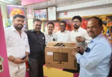 दातृत्वाला सलाम! धनश्री मल्टीस्टेट कडून संगणक संचाची भेट