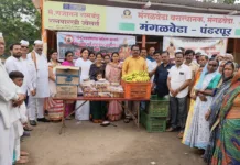 अनुकरणीय ; संत कान्होपात्रा महिला पतसंस्थेच्या वतीने प्रवासी भाविकांना फराळाचे वाटप