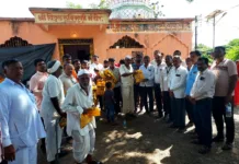 एक हात मदतीचा ; लोकमंगल फाऊंडेशन व लोकमंगल बँक यांच्या संयुक्त विद्यमाने माढा तालुक्यातील पूरग्रस्तांना मदत