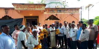 एक हात मदतीचा ; लोकमंगल फाऊंडेशन व लोकमंगल बँक यांच्या संयुक्त विद्यमाने माढा तालुक्यातील पूरग्रस्तांना मदत